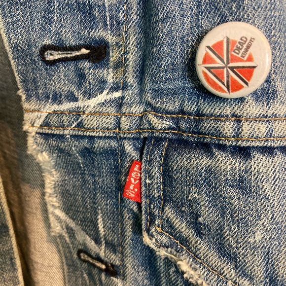 Levi’s Distressed Denim Vest - Picture 5 of 8